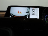 パノラミックビューモニター装備!トップビュー&フロントビュー・車両に取り付けたフロント、サイド、バックカメラの映像を合成して画面上に表示させることで、低速時の運転を補助する装置です。