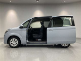 大開口ワイヤレス電動スライドドアで狭い駐車場でも、隣のクルマを気にすることなくフルオープンすることができ、お子様がいても乗降しやすいです!