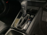CVT車のセレクトレバーです。低速から高速まで、変速ショックのないスムーズな走りと、エンジン効率のよい領域を維持して燃費にも貢献します。