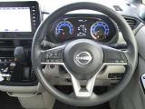 運転中もハンドルから手を放さずにオーディオ操作することができます。