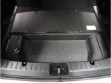 荷室のカバーを持ち上げると下にはちょっとした収納スペースがあります。車用のタオルや高速道路での停車中に使用する三角板などをしまっておけます。
