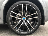 【BMWアロイホイル】軽量かつ強度に拘ったアロイホイル。走行性能ポテンシャルを引き出す設計。車の足元を引き締めてくれる大きなポイントはアロイホイルです。