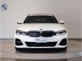 【BMWの伝統】BMWの特徴的な“キドニーグリル”は、80年以上続く伝統の形でございます。変わらないこだわりのデザインが、プレミアムブランド“BMW”を創り出します。