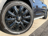 ●純正18インチアルミホイール:輸入車ならではの卓越した走りを支えるホイールと足回りです!日本車の走りに慣れている方にもぜひ体感して頂きたいほど、高いレベルでまとまっています!