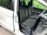 運転席まわりには十分なスペースがあり、大柄な方でもゆったり運転していただける環境です。