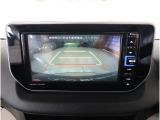 リヤビューカメラの映像です。ガイドラインが、後退時の予想進路を表示し、運転のサポートを致します。