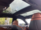 【サンルーフ】高級車のマストアイテムのガラス・サンルーフ。開放感のある室内空間を演出してくれます。