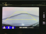 【バックカメラ】運転が苦手な方も車庫入れラクラクです!ギアをリバースに入れれば自動的に切り換わりますので、面倒な操作は不要です♪狭い駐車場もお車を傷つけず安心ですね!