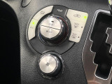 【オートエアコン】一度お好みの温度に設定すれば、車内の温度を検知し風量や温度を自動で調整。暑い…寒い…と何度もスイッチ操作をする必要はありません。快適な車内空間には必須の機能ですね♪