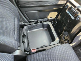 助手席のシート下にも収納スペースがあります。