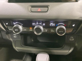 【オートエアコン】一度お好みの温度に設定すれば、車内の温度を検知し風量や温度を自動で調整。暑い…寒い…と何度もスイッチ操作をする必要はありません。快適な車内空間には必須の機能ですね♪