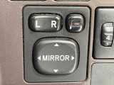 【電動格納ミラー】サイドミラーは電動格納式となっており、狭い駐車場でもキズがつくリスクを抑えられます。