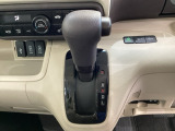 CVT車のセレクトレバーです。低速から高速まで、変速ショックのないスムーズな走りを実現するとともに、エンジン効率のよい領域を維持することで燃費にも貢献します。