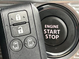 【キーレススタートシステム】カバンやポケットに入れたままでもドアの施錠・解錠が可能なスマートキーを装備。エンジンのオン・オフ時もカギを取り出す必要が無いからとっても便利です♪
