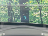 【ヘッドアップディスプレイ】現在の速度や走行情報をデジタル表示で運転席前方のガラスに投影!運転中、目線をずらさず必要な情報を確認できるのでとっても便利で安心!