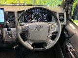 インテリアに合わせたデザインのステアリングは、運転される方のことも考え、運転しやすい形状、大きさです。是非一度、実際に触ってお確かめください。