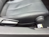運転席にはドライバーの体型や好みに応じて前後方向だけでなく、高さの調整ができるシートリフターを装備!