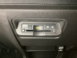 エアコンパネルの下にETCがついています。高速道路の料金所の通過も楽々です!。 カードの取り出しもしやすい場所についています。