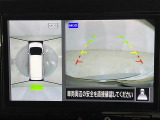 【アラウンドビューモニター】まるでクルマを真上から見下ろしたかのような視点で駐車をサポートします!クルマの斜め後ろや真横など、前後左右の4つのカメラの映像が合成されて、モニターに映し出されます。