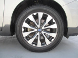 タイヤサイズは225/60R18 純正アルミホイール装着です!