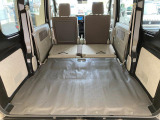 リヤシートを倒すとフルフラットになります。人・荷物に合わせて自由にシートアレンジが出来ます。カンタン操作なのでラクラクアレンジ可能。