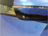 【BMWミラー】視認性の高いスタイリッシュなミラー。自動防眩機能も付いており夜間のドライビングをサポートします。