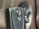 【スマートキー】カバンやポケットに入れたままでもドアの施錠・解錠が可能なスマートキーを装備。エンジンのオン・オフ時もカギを取り出す必要が無いからとっても便利です♪