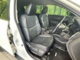 運転席まわりには十分なスペースがあり、大柄な方でもゆったり運転していただける環境です。