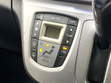 【オートエアコン】一度お好みの温度に設定すれば、車内の温度を検知し風量や温度を自動で調整。暑い…寒い…と何度もスイッチ操作をする必要はありません。快適な車内空間には必須の機能ですね♪