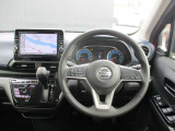 デイズの運転席廻りになります。ひじ掛けや収納など便利な装備がついてます!