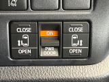 【両側電動スライドドア】運転席/助手席側とも電動スライドドアを装備。お子様の乗降りやお買い物の荷物の積み降ろしにも便利!さらに挟みこみ防止機構付きで安心です。