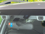 【アイサイトVer3】前方の車両等を検知し、衝突しそうな時は警報で注意を促し、ブレーキを踏む力をサポート。ブレーキを踏めなかった場合は衝突被害軽減ブレーキが作動、衝突回避をサポートします。