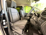 運転席まわりには十分なスペースがあり、大柄な方でもゆったり運転していただける環境です。