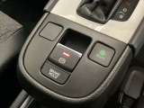 セレクトレバーの下に電子制御パーキングブレーキがあります。スイッチひとつで、停車した地点の傾斜などをシステムが検知・判断してブレーキ力を自動的に最適制御し、しっかり停車できるパーキングシステムです。