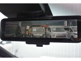 インテリジェントルームミラー搭載で、車の後方に設置されたカメラ映像を映し出してシートバックやヘッドレスト、同乗者に視界が遮られることがなく視認性が非常に良いです