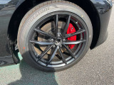 255/40R19インチと275/35R19タイヤ&アルミホイルが装着されています。