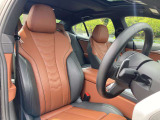 【コックピットシート】BMW車の主役席。車体中央にくる様に配置し車両重心とが一致する事でドライバーと車との一体感あるドライビングを実現。人間工学に基づき形成した形状が長時間のドライブ疲労も軽減します!