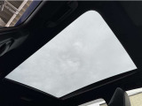 サンルーフ付き。見上げると外の景色が見え気分転換に。車内には自然の光が入るので、薄暗さが解消され、明るさと開放感が得られますよ。