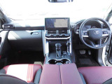【運転席・インパネまわり】 ハンドル・シート・フロアーなど隅々までプロによるクリーニング済み☆彡キレイな車内でドライブが一層快適にお楽しみいただけます!!