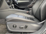 【パワーシート】スイッチでシートポジションの調節が可能なパワーシート。快適な運転姿勢が実現でき、ドライブを一層お楽しみ頂けます。