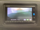 ギヤをR(バック)に入れるとナビの画面に後ろの映像が映るリアカメラ付です。後退時、コンディションが悪い視界でもカラーバックモニターがドライバーをサポートします。