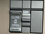 片側電動スライドドアのスイッチ付です。車内からもスイッチひとつで楽にドアの開閉が可能です。電動なので開閉時に力を使う必要がなく、半ドアになることもありません!