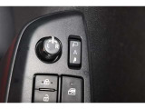 鍵の施錠開錠に合わせてドアミラーが開閉するオート格納機能付きのドアミラー。少し離れた場所からでも見た目で鍵の閉め忘れの確認が出来る便利な機能です。