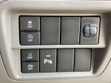運転席のハンドル右奥側にまとめられたスイッチ群。一目で分かりやすく操作しやすいです。
