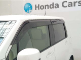 車内の空気の入れ替えだけでなく、雨天時の雨の入り込みや紫外線防止にも役立つドアバイザー装着済みです。