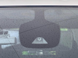 【エマージェンシーブレーキ】走行中に前方の車両等を認識し、衝突しそうな時は警報とブレーキで衝突回避と被害軽減をアシスト。より安全にドライブをお楽しみいただけます。