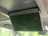 【13.2型有機ELフリップダウン】三列目からでも迫力のエンタメが観れる大画面フリップダウン。有機ELのモニターでは、一般的なフリップダウンよりも高コントラストでキレイな映像を楽しめます。