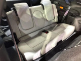 床下収納式のサードシートです。座席部分をコンパクトに収納でき、広大な荷室スペースとしてお使いいただけます!乗車人数や荷物の量など利用シーンに合わせて3列目を有効活用でき、とっても便利♪