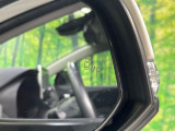 【ブラインドスポットモニター】走行中、ドアミラーの死角になりやすい箇所に後続車が接近するとサイドミラーのレンズに警告を表示!ドライバーに注意喚起をしてくれます。