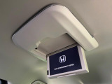 【フリップダウンモニター】大画面モニターで後席でもエンタメをお楽しみいただけます。小さなお子様にも大人気の装備です♪